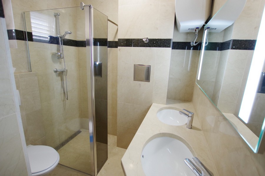 Bagno con doccia e WC