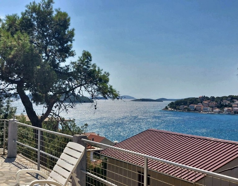 Vista dalla terrazza sotto il pino sulla baia