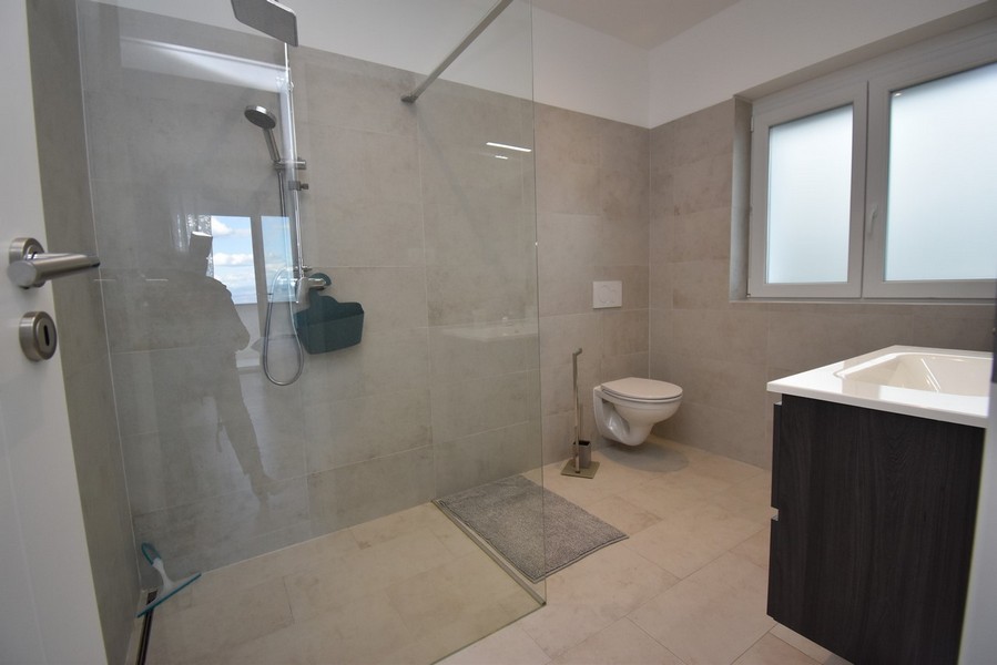 Bagno con doccia a filo pavimento e WC