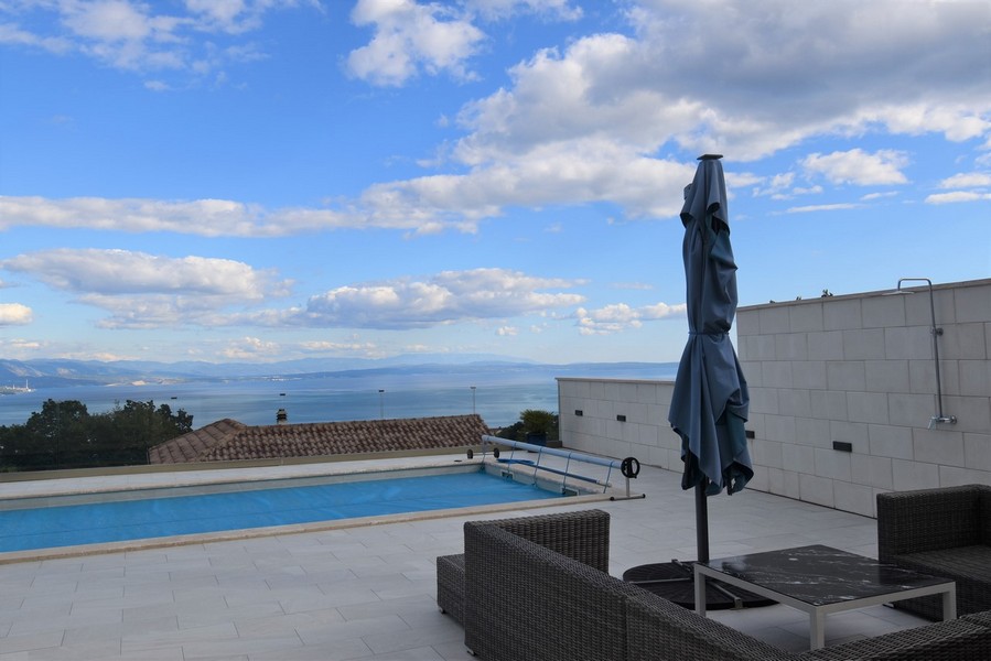 Piscina e terrazza con vista mare