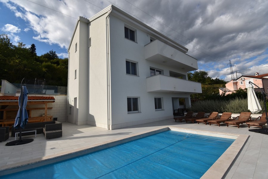 Vista esterna della villa con piscina