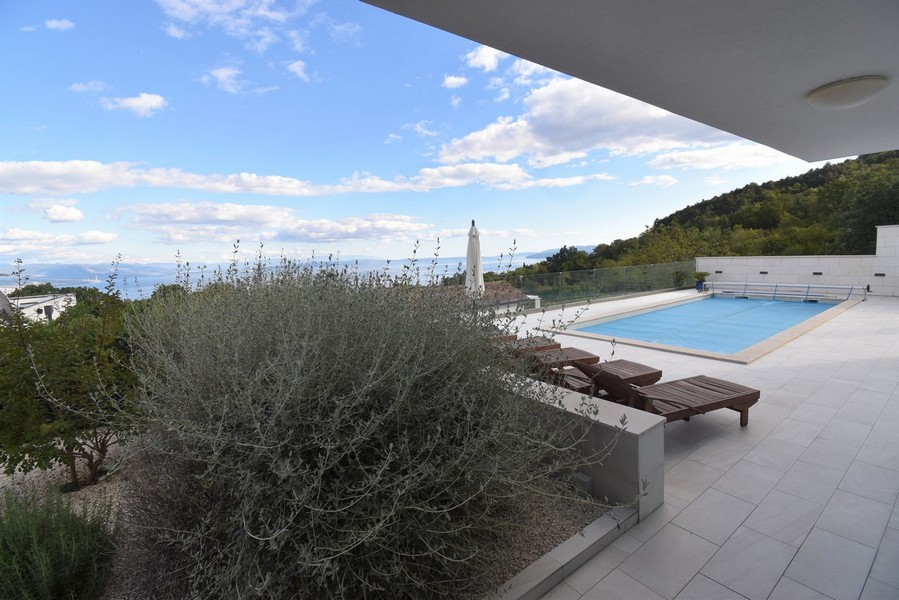 Piscina con lettini e vista mare