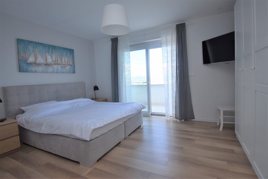 Camera da letto con letto matrimoniale e accesso al balcone
