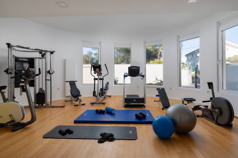 Palestra con stazione di potenziamento, tapis roulant e palloni da ginnastica