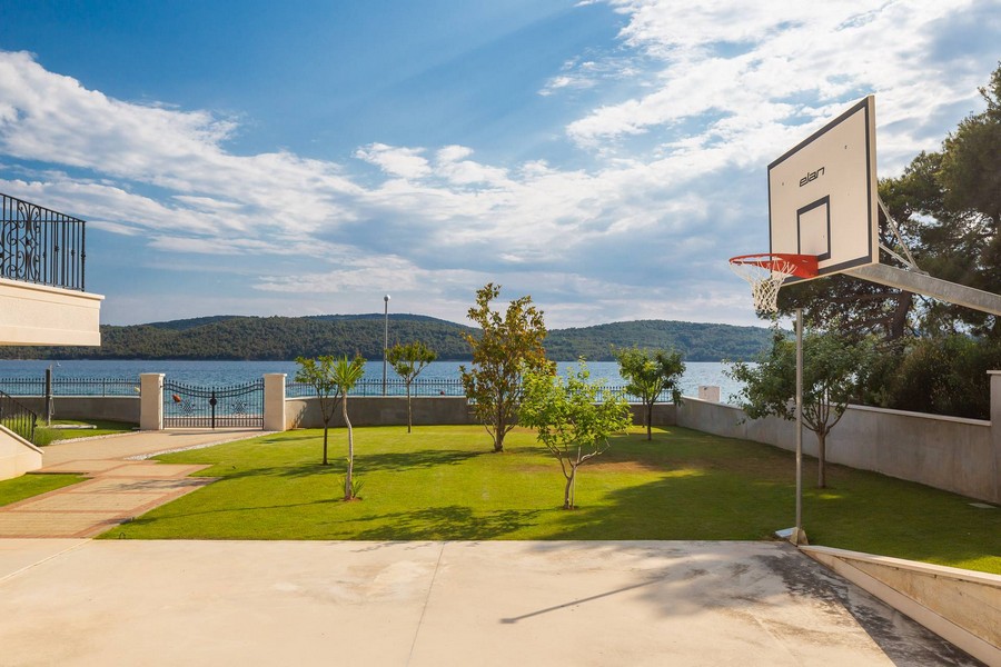 Prato con canestro da basket e vista sulla baia