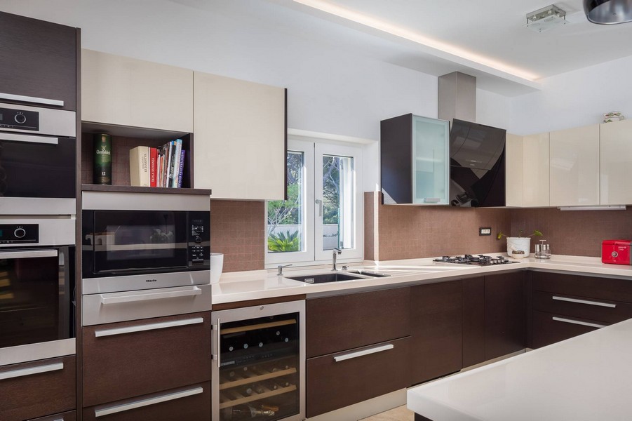 Cucina in marrone e crema con cantinetta per il vino