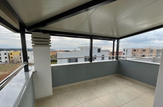 Terrazza sul tetto coperta con vista sulle nuove costruzioni