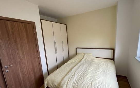 Camera da letto con armadio bianco accanto alla porta