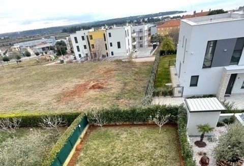 Vista dall'alto sul giardino e sulle case vicine