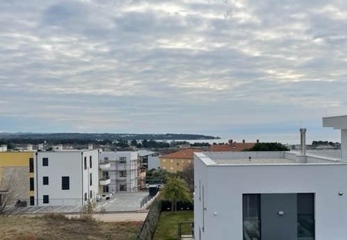 Vista sulle case fino al mare con cielo nuvoloso