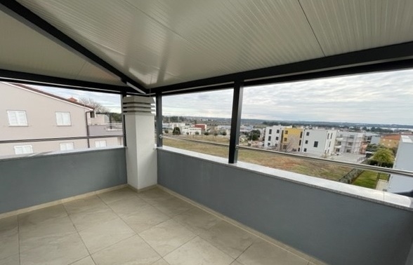 Terrazza d'angolo sotto il tetto con vista sui dintorni