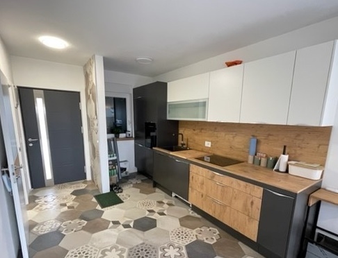 Cucina antracite e legno con pavimento in piastrelle decorate