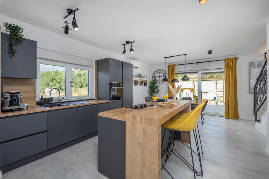 Cucina moderna con isola