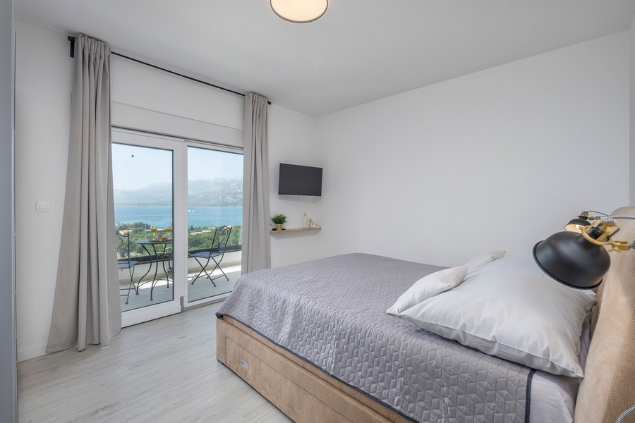 Camera da letto con balcone e vista mare