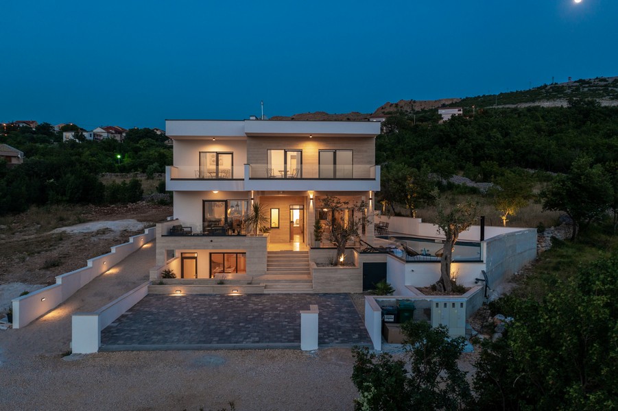 Villa illuminata di sera in Croazia