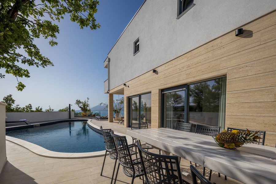 Terrazza con piscina e zona pranzo all'aperto