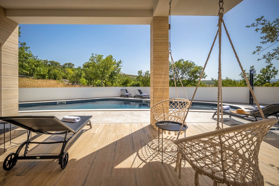 Terrazza coperta con accesso alla piscina