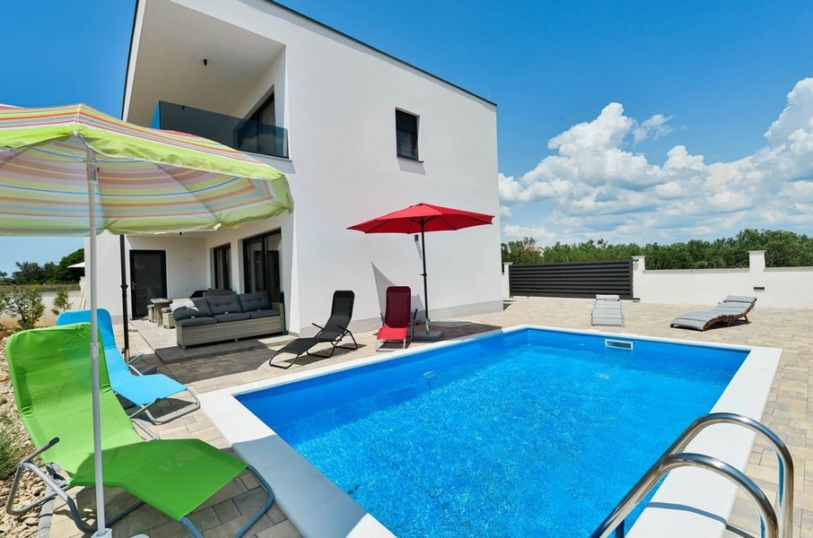 Casa bifamiliare moderna con piscina e terrazza a Sibenik