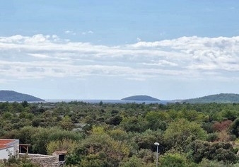 Ampia vista sulla macchia mediterranea fino alle isole