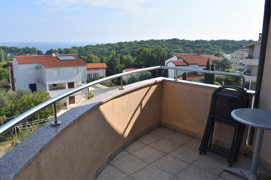 Balcone rotondo con vista sui tetti fino all'acqua