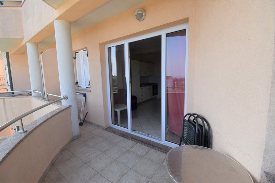 Loggia con porta scorrevole e vista sull'appartamento