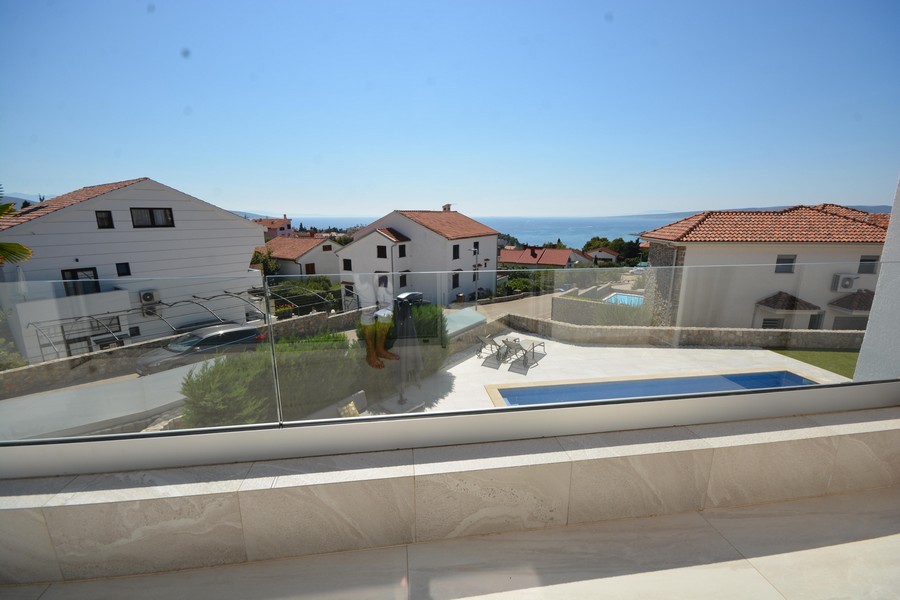 Vista dal balcone sulla piscina e sulle case vicine
