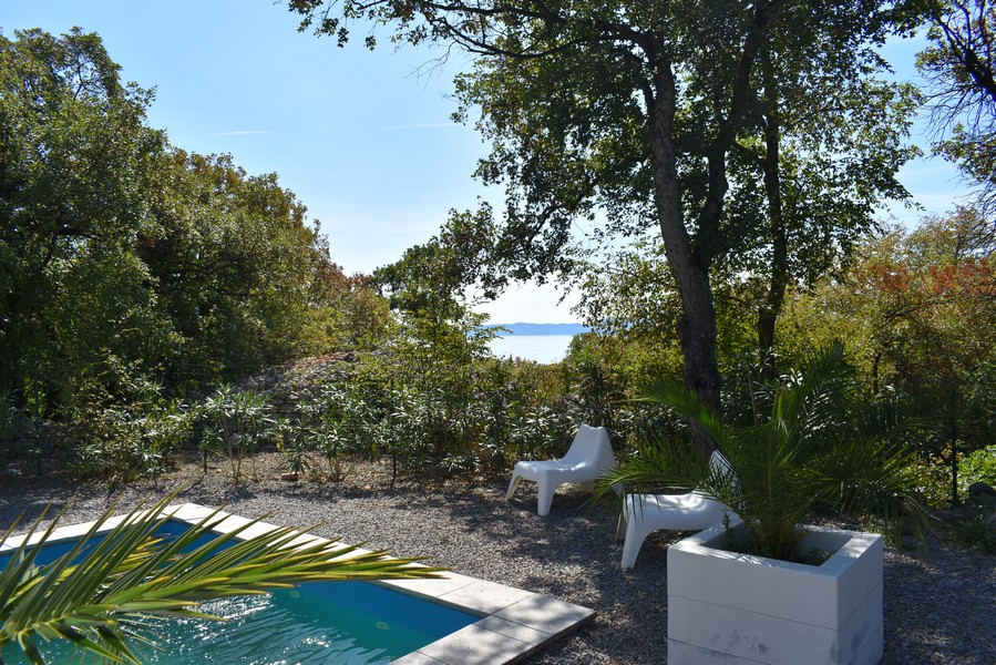 Bordo piscina con sdraio e vista sul mare