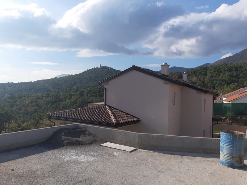 Vista esterna della casa con vista sui monti