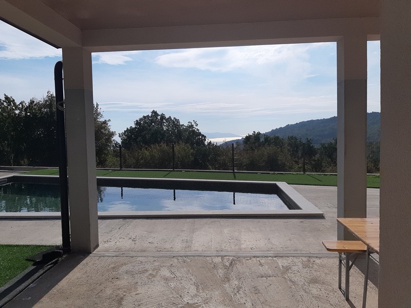 Terrazza coperta con vista sulla piscina