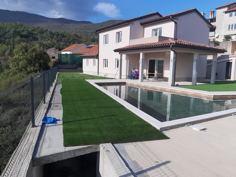 Casa con piscina e giardino