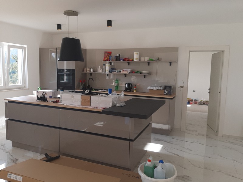 Cucina con grande isola in fase di allestimento