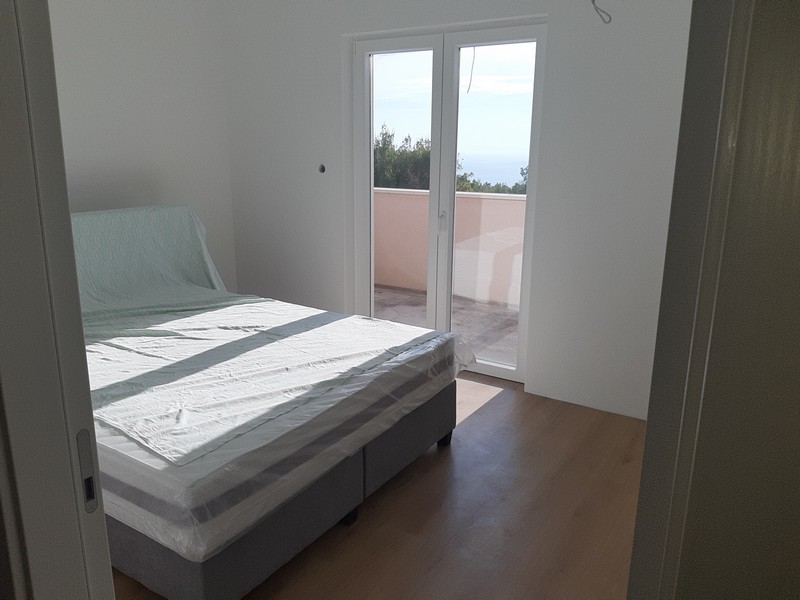 Camera da letto con letto e porta sul balcone