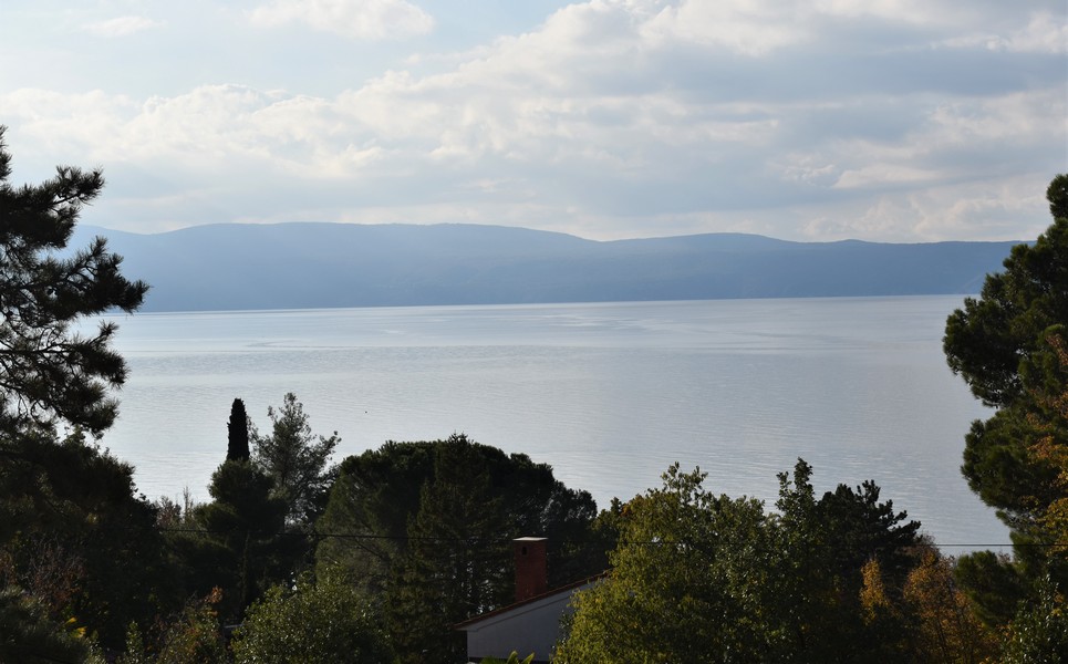 Casa bifamiliare a Krk con vista sulla baia fino alla terraferma