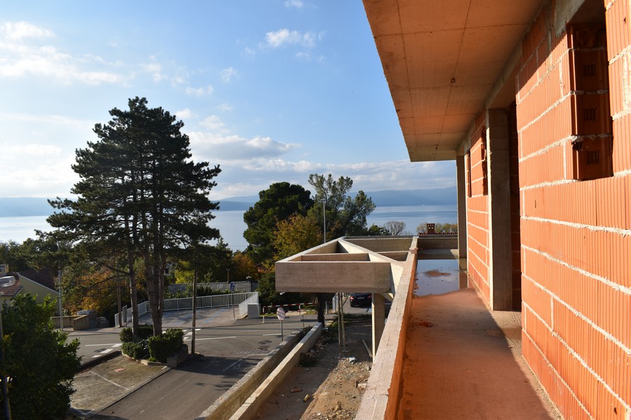 Terrazza al grezzo con vista oltre la strada sulla baia