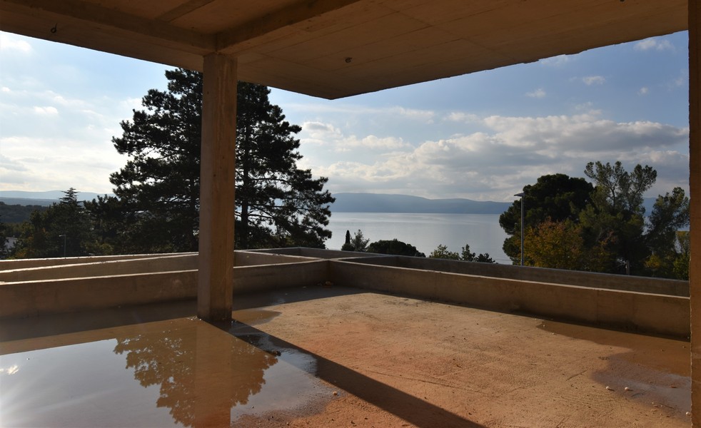 Terrazza coperta al grezzo con vista mare tra i pini
