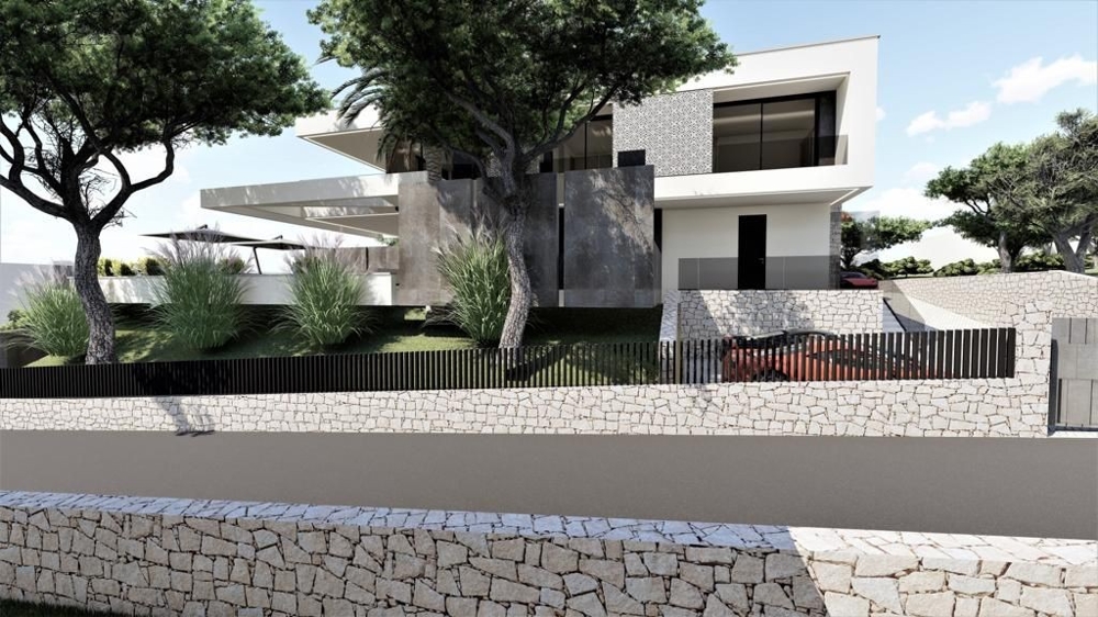 Visualizzazione della villa dietro vecchi pini e muro in pietra naturale