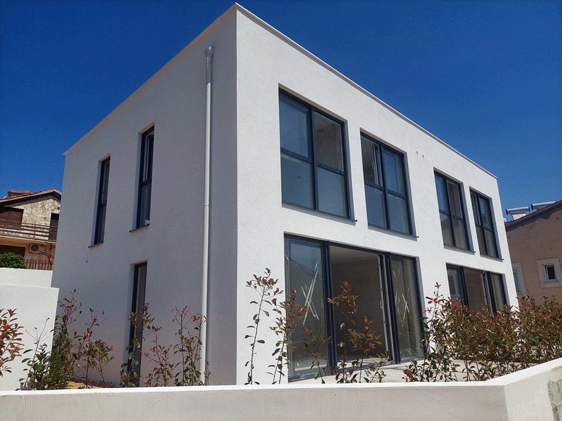 Casa bifamiliare moderna con terrazza sul tetto a Tisno