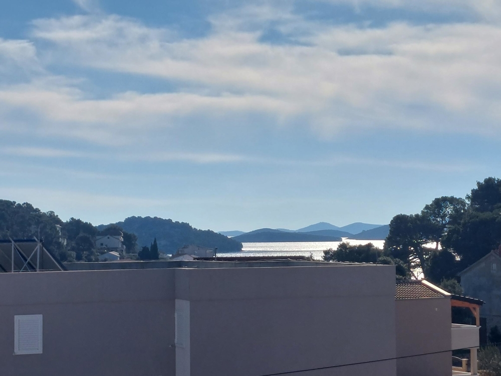 Vista sopra i tetti sulla baia in controluce
