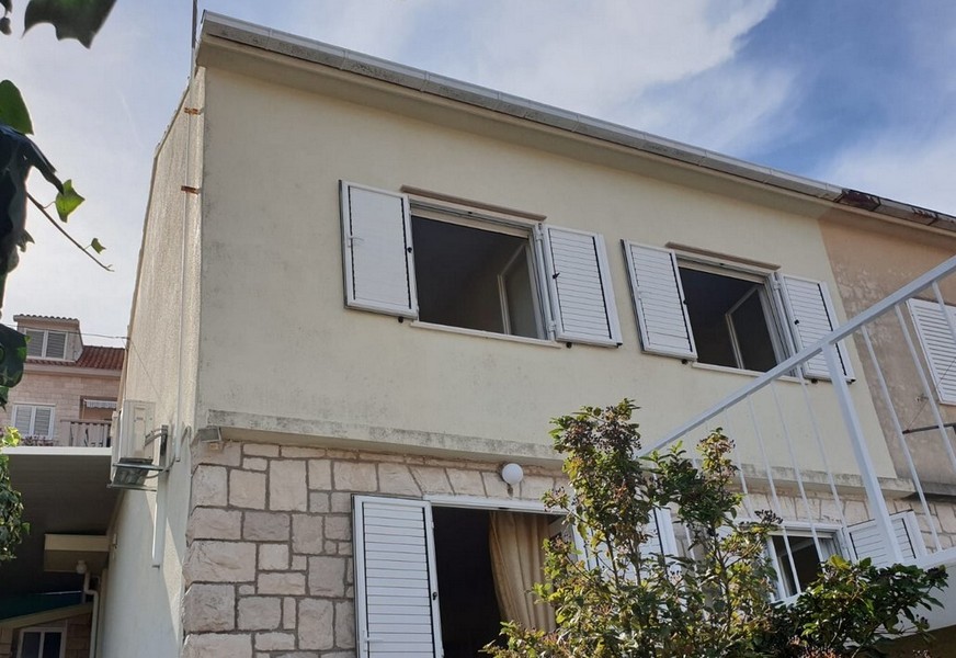 Facciata con persiane e zoccolo in pietra naturale in un vecchio edificio
