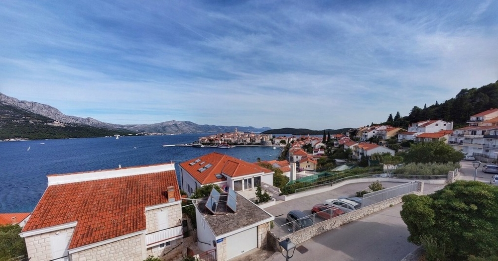 Vista sui tetti verso la città vecchia di Korcula