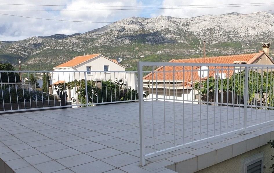 Terrazza sul tetto piastrellata con vista sui monti spogli
