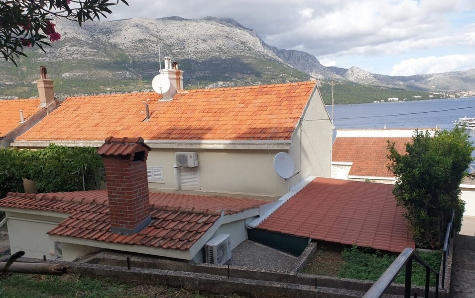 Vista sui tetti di tegole fino allo stretto e ai monti