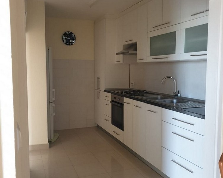 Cucina bianca con piano di lavoro scuro