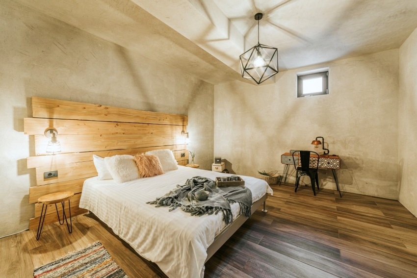 Camera da letto con letto matrimoniale e testiera in legno