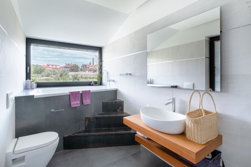 Bagno con lavabo e finestra con vista sulla città