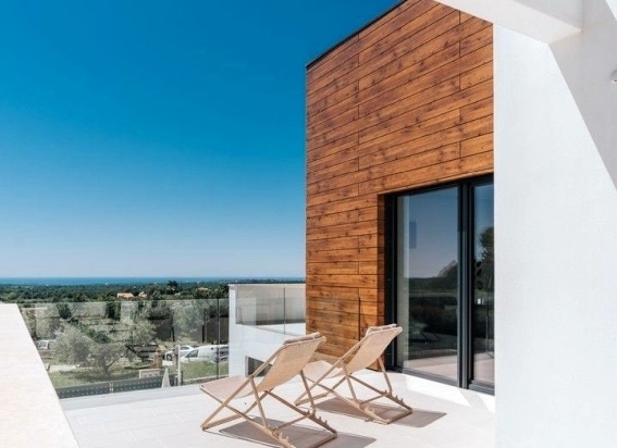 Sdraio sulla terrazza davanti alla facciata in legno