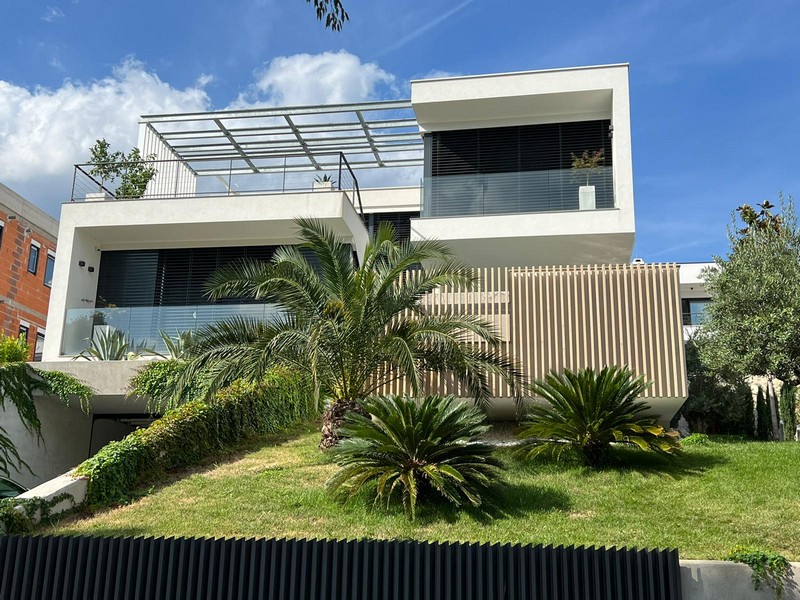 Villa di lusso a Rijeka con palme e lamelle in legno sul pendio