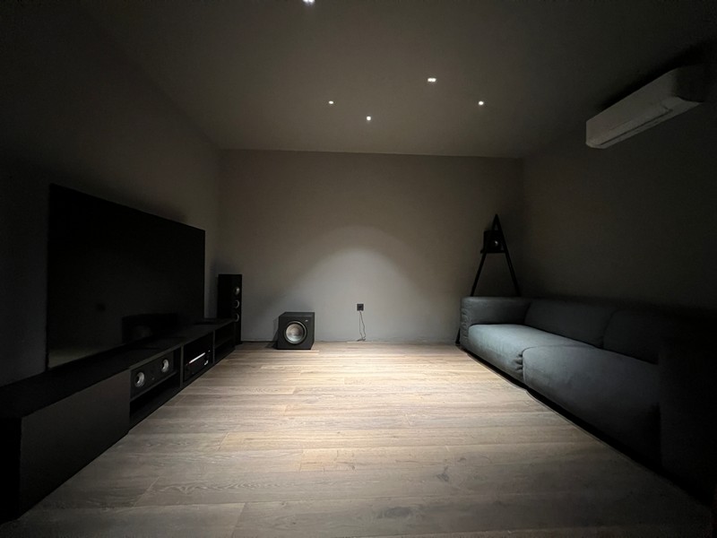 Cinema nel piano interrato della villa H2383 a Rijeka, Croazia.