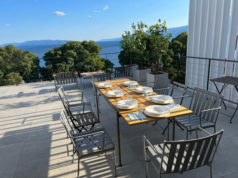Tavolo apparecchiato sulla terrazza con vista sulla baia