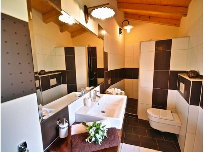 In questa immagine si vede l'attraente e confortevole bagno dell'immobile H2393, in vendita a Porec.